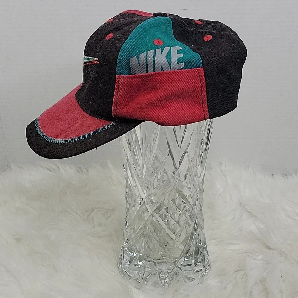NIKE Red, black, and Green‎ Youth Baseball Hat OS - Picture 2 of 7